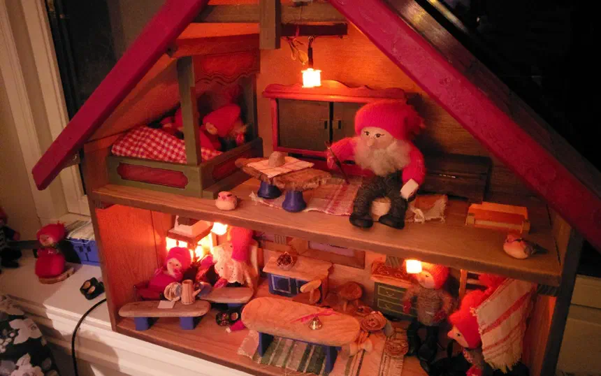 Putting flickering LEDs in christmas decoration
