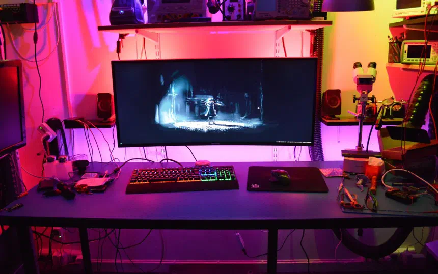Floating ultrawide monitor setup