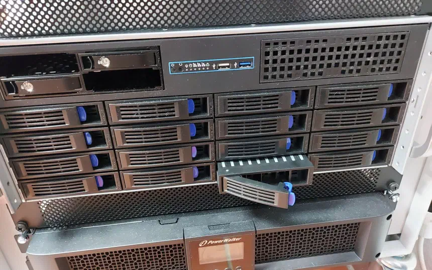 Replacing a disk and expanding the ZFS pool